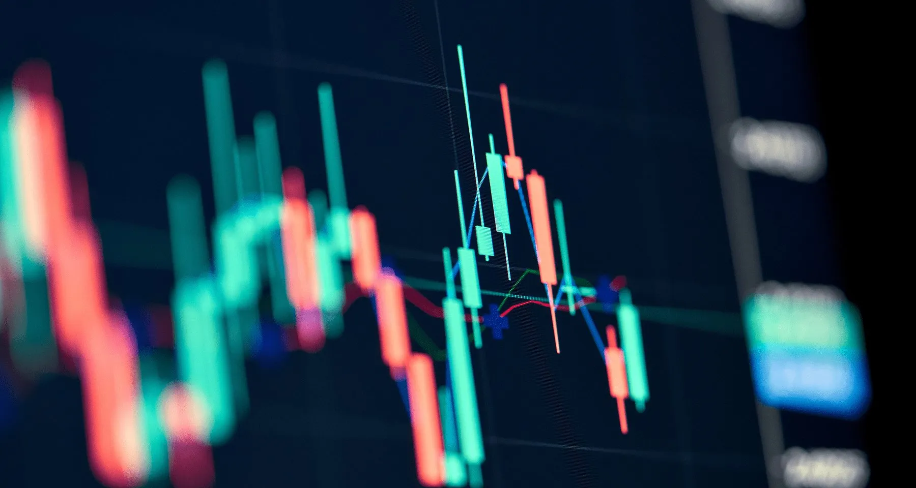 VIDEO: kaza mēģina taranēt riteņbraucēju 